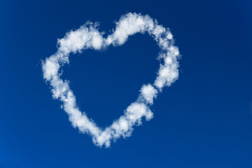 Wolkenherz im Himmel