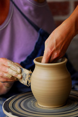 Obraz na płótnie Canvas ceramiki podczas ręce
