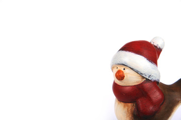 Spatz im Winter mit Schal und Mütze