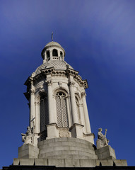 Fototapeta na wymiar Campanile Pomnik Trinity College Dublin, Ireland (Irlandia)