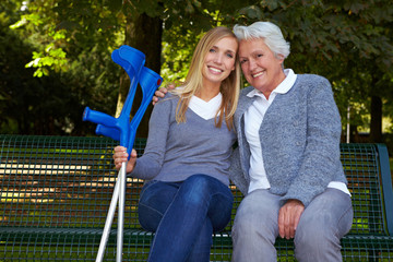 Enkelin mit ihrer Oma im Park