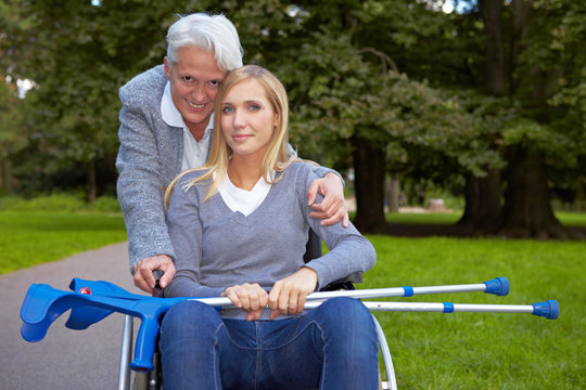 Oma mit Enkelin im Rollstuhl im Park