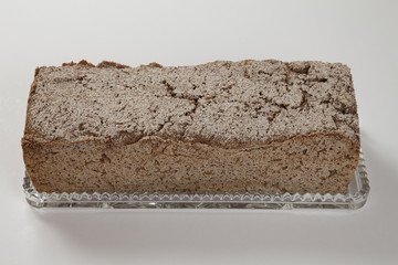 Vollkornbrot auf einer Glasschale