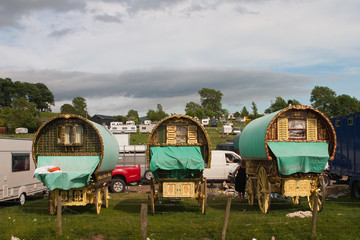Gipsies caravans on the field - obrazy, fototapety, plakaty
