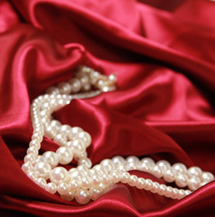 Pearl necklace in red satin