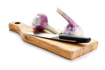 knoblauch auf schneidebrett isoliert