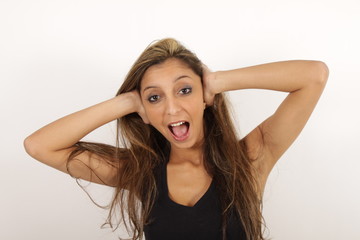 Fototapeta premium Eine junge Frau hält sich die Ohren zu