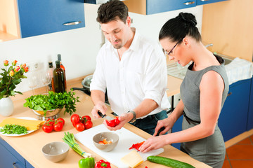 Paar beim gemeinsam kochen in Küche