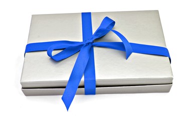 Caja gris con lazo azul