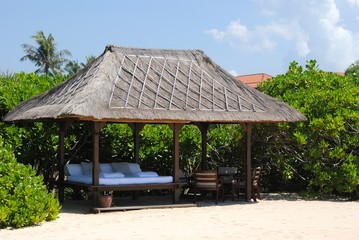 Беседка для отдыха на пляже острова Бали