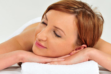 Obraz na płótnie Canvas hübsche Frau entspannt sich bei einer Massage