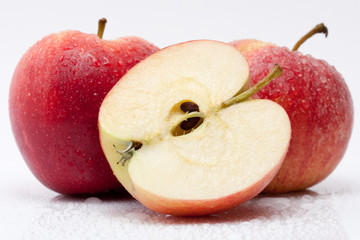 Äpfel  mit Wassertropfen