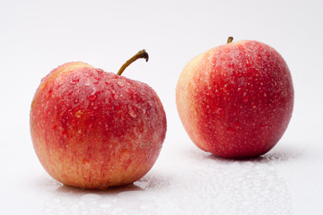 Äpfel mit Wassertropfen vor weissem Hintergrund