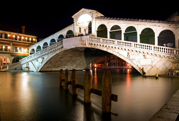 Fototapeta na wymiar Wzdłuż mostu Rialto, Wenecja nocą