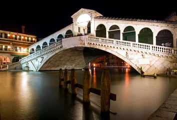 Photo sur Plexiglas Pont du Rialto Along Rialto Bridge, Venice at Night