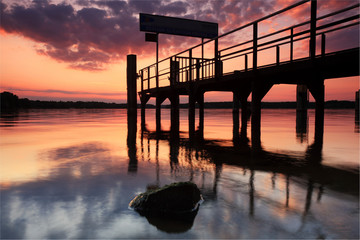 Steg im Sonnenuntergang