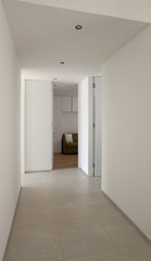 interno, corridoio vuoto