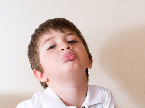 bambino dispettoso