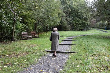 vieille dame seule sur chemin