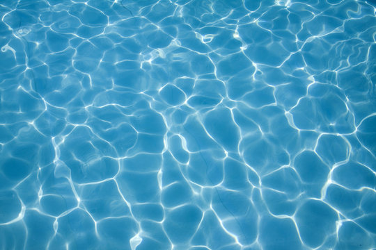 Swimmingpool im Sonnenlicht