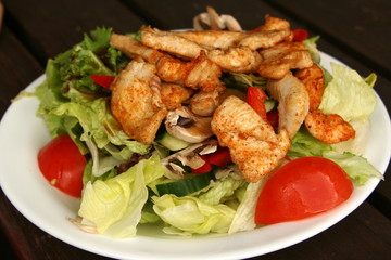 Salat mit Putenstreifen
