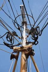 Mast with gear of a fishing cutter