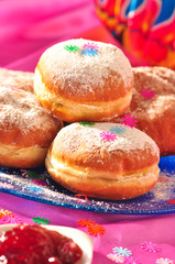 Krapfen mit Marmelade gefüllt