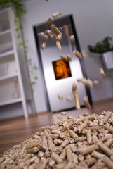 wohnzimmer mit dänischem ofen und fliegenden pellets