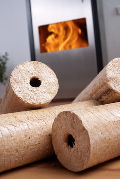 wohnzimmer mit brennendem d&auml;nischen ofen und brickets