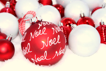 boules de No&euml;l dans la neige