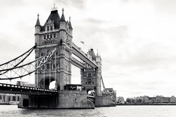 Foto op Plexiglas A black and white view of the famous Tower Bridge © seawhisper
