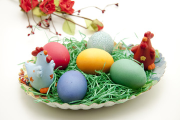 Osternest mit Blumenzweig