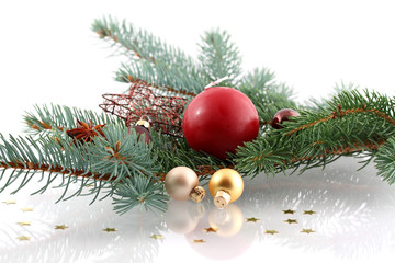 Tannenzweig weihnachtlich dekoriert