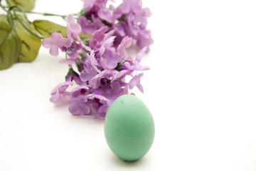 Osterei vor Blume