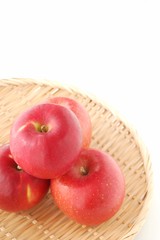 竹ザルに盛ったリンゴ