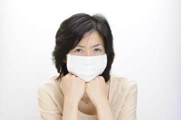 マスクをしている女性