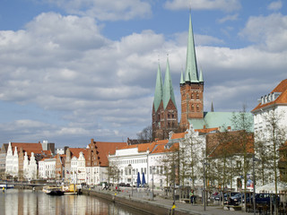 Naklejka premium Lübeck Obertrave mit Petrikirche und Marienkirche