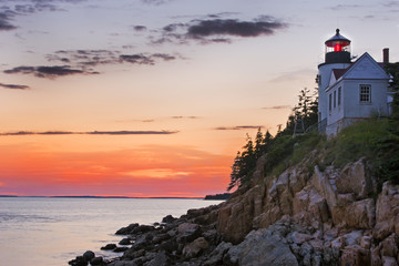 Fototapeta na wymiar Bass Port Latarnia morska na zachodzie słońca, Park Narodowy Acadia, Maine