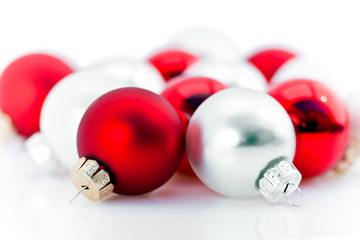 Boules de Noël rouges et argentées