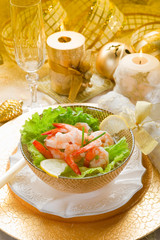 shrimp cocktail on golden table-cocktail di gamberi