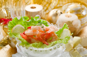 shrimp cocktail on golden table-cocktail di gamberi