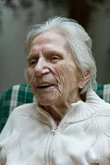 Lachende Greisin (92 J.)