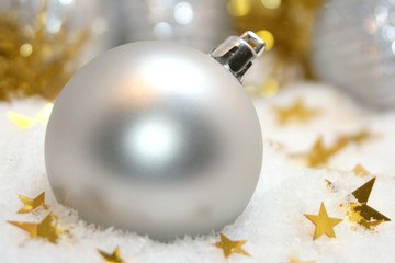 boule de No&euml;l dans la neige