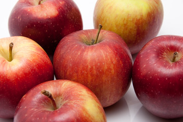 Äpfel vor weissem Hintergrund