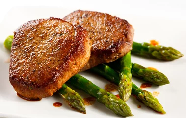 Foto auf Acrylglas Fertige gerichte Grilled steaks and asparagus