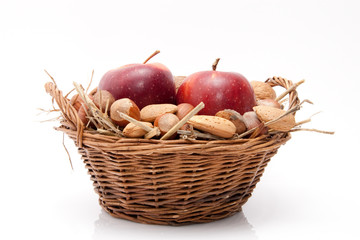 Äpfel im Korb vor weissem Hintergrund