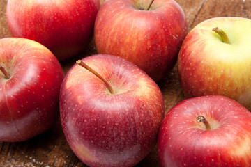 Äpfel auf rohem Holzbrett