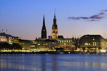 Fototapeta na wymiar Hamburgu Alster Lake z ratusza i kościoła św Mikołaja