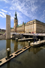 Hamburger Rathaus und Rathausschleuse