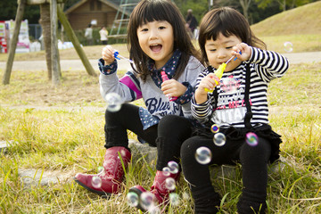 シャボン玉で遊ぶ女の子